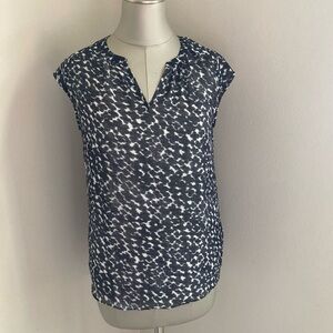 Two by Vince Camuto black and white print sleeveless top in size Extra Small